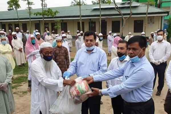 নাটোরে ঈমাম মোয়াজ্জিন ও খাদেমদের মাঝে খাদ্যসামগ্রী বিতরণ
