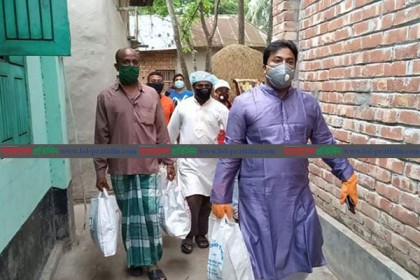 ইফতার সামগ্রী নিয়ে বাড়ি বাড়ি উপজেলা চেয়ারম্যান 