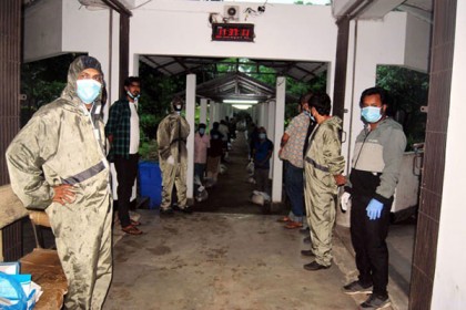 নিম্ন-আয়ের মানুষদের মাঝে শাবিপ্রবি ছাত্রলীগের উপহার সামগ্রী বিতরণ 