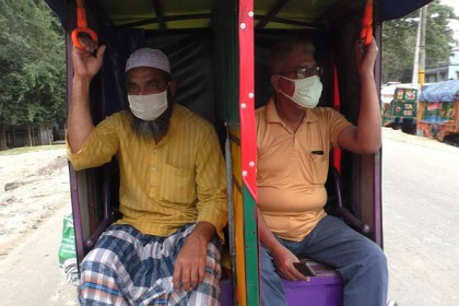 সামাজিক দূরত্ব মেনে অভিনব ইজিবাইক