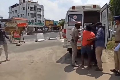 মাস্ক না পরায় ‘করোনা রোগীর’ অ্যাম্বুলেন্সে টেনে তুলল পুলিশ, ৩ যুবকের কাণ্ড ভাইরাল