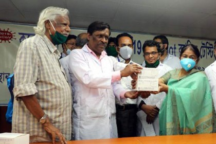 কভিড-১৯ শনাক্তকরণ কিট হস্তান্তর করলেন ডা. জাফরুল্লাহ 