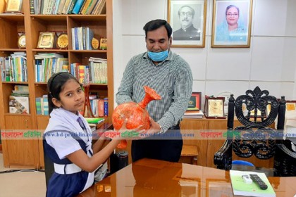 মাটির ব্যাংকে জমানো টাকা নিয়ে মানবসেবায় স্কুলছাত্রী মুক্তা