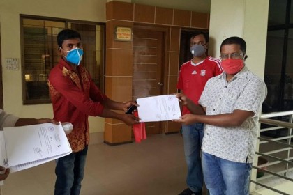 ধান কাটতে কুষ্টিয়া থেকে ৭শ শ্রমিক নাটোরে