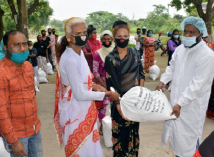 বগুড়ায় হিজড়াদের মাঝে খাদ্যসামগ্রী বিতরণ 