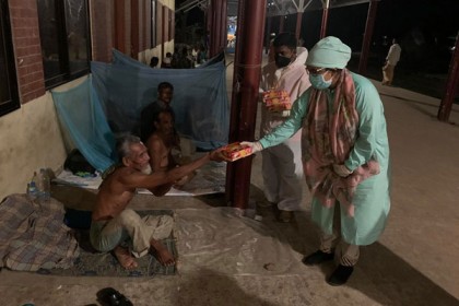 মধ্যরাতে ভাসমান মানুষের পাশে ইউএনও
