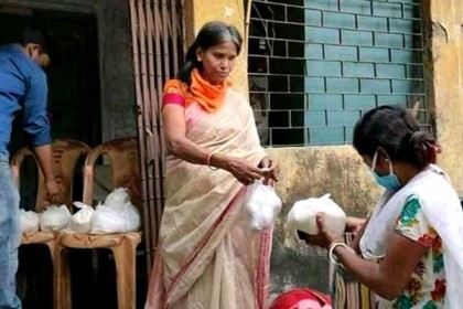 এবার করোনা সংকটে অসহায়দের পাশে দাঁড়ালেন রানু