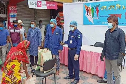 সাতক্ষীরায় ইফতার সামগ্রী বিতরণ এসএসসি’র ৯১ ব্যাচের শিক্ষার্থীদের