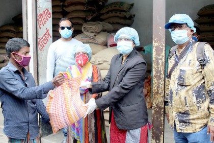 দিনাজপুরে অস্বচ্ছল কবি সাহিত্যিকদের মাঝে ত্রাণ বিতরণ 
