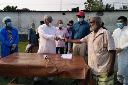 পাবনায় ঘর মেরামতের ৩৬ হাজার টাকা অসহায় মানুষের জন্য দান করলেন মুক্তিযোদ্ধা