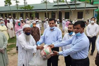 নাটোরে ঈমাম মোয়াজ্জিন ও খাদেমদের মাঝে খাদ্যসামগ্রী বিতরণ