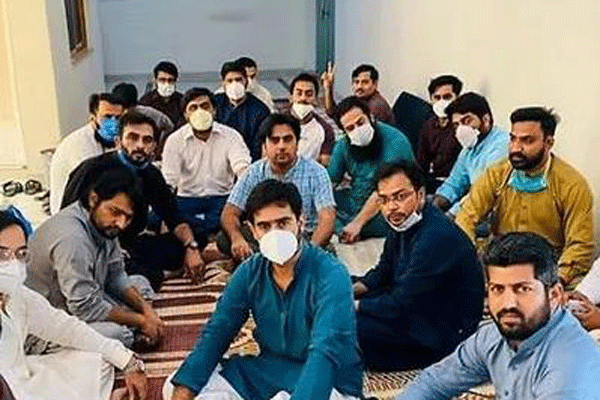 পাকিস্তানে পিপিই'র দাবিতে চিকিৎসকদের আমরণ অনশন

