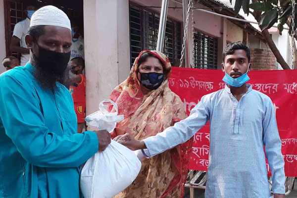 মাগুরায় ৬শ’ হতদরিদ্র পরিবারকে খাদ্য সহায়তা দিলেন এক নারী