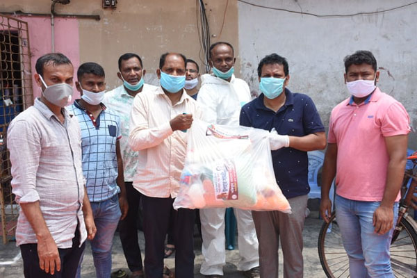 খুলনায় করোনায় মৃতের পরিবারকে
যুবলীগের খাদ্যসামগ্রী প্রদান