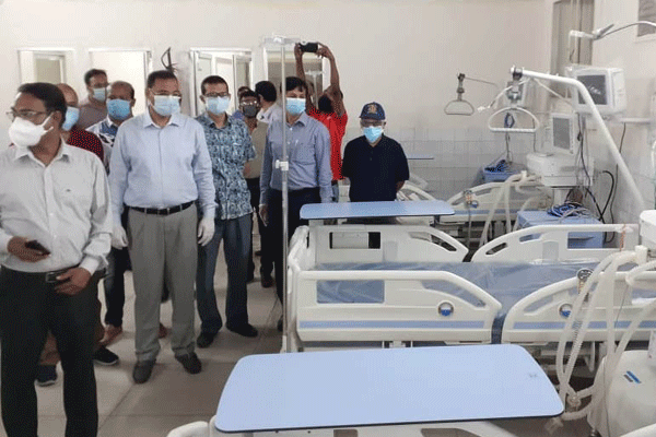 চট্টগ্রাম জেনারেল হাসপাতালের আইসিইউ পরিদর্শন করলেন মেয়র

