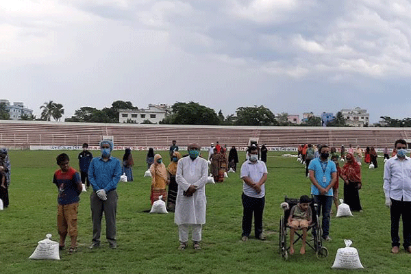 ব্রাহ্মণবাড়িয়ায় জেলা প্রশাসনের সহায়তায় ত্রাণ বিতরণ

