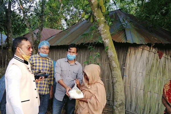 দিনাজপুরে খাদ্য সামগ্রী বিতরণ

