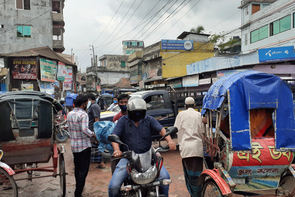 হবিগঞ্জে হাট-বাজারে জনস্রোত

