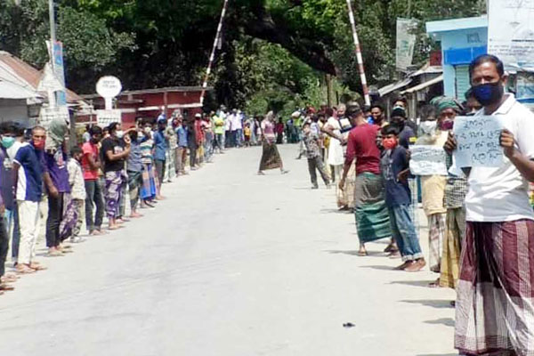 ত্রাণ না পেয়ে ইউপি চেয়ারম্যান-মেম্বারের অপসারণ দাবিতে গাইবান্ধায় মানববন্ধন 

