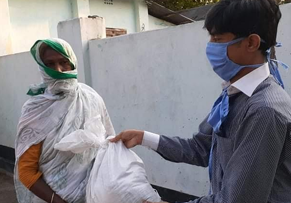 নীলফামারীতে গৃহকর্মীদের পাশে জেলা প্রশাসক