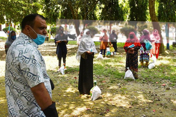 দিনাজপুরে খাদ্য সহায়তা ও অর্থ বিতরণ
