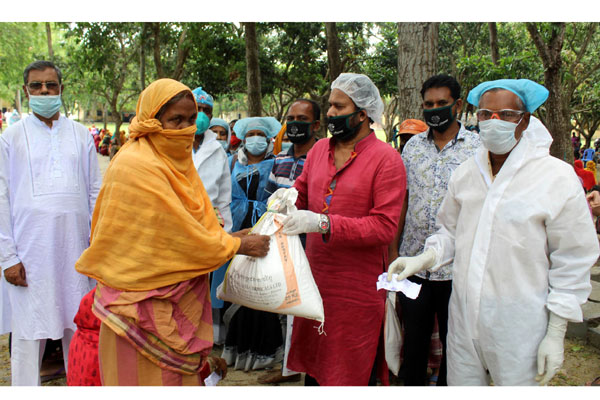 কর্মহীনদের মাঝে সারিয়াকান্দি পৌরসভা মেয়রের ত্রাণ বিতরণ