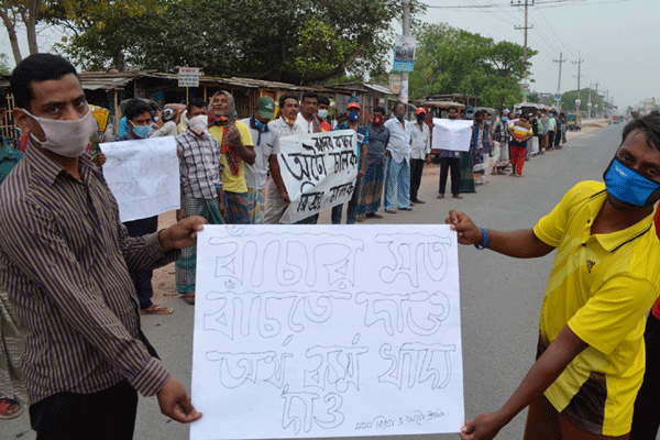 রাজশাহীতে খাদ্য সামগ্রীর দাবিতে অটোরিকশা চালকদের মানববন্ধন