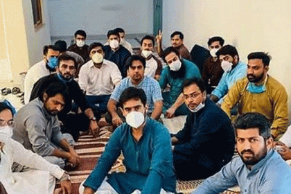 পাকিস্তানে পিপিই'র দাবিতে চিকিৎসকদের আমরণ অনশন

