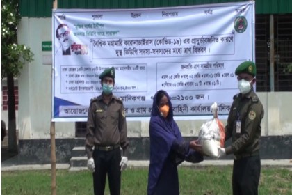 মানিকগঞ্জে কর্মহীনদের মাঝে খাদ্য সহায়তা 