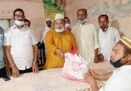খুলনায় ইমাম-মুয়াজ্জিনকে খাদ্যসামগ্রী বিতরণ