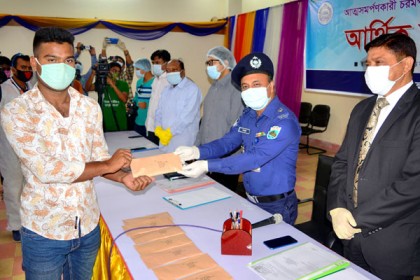 বগুড়ায় আত্মসমর্পণকারী ১৫ জন চরমপন্থীকে আর্থিক অনুদান