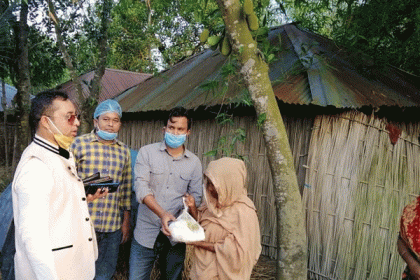 দিনাজপুরে খাদ্য সামগ্রী বিতরণ

