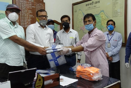 রাজবাড়ীতে আওয়ামী লীগ নেতার উদ্যোগে চিকিৎসকদের পিপিই প্রদান 
