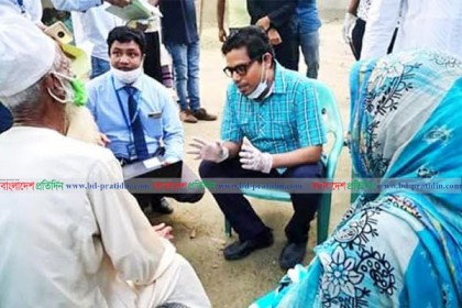 ভাতার টাকা বাড়ি বাড়ি পৌঁছে দিচ্ছেন প্রতিমন্ত্রী পলক