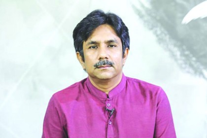 কিটের মাঝে কীট!