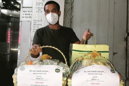 বরিশালে করোনা যোদ্ধাকে উপহার সামগ্রী পুলিশের 

