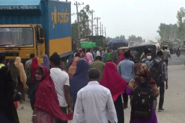 পায়ে হেঁটে-অটোরিক্সায় ঢাকা ফিরছেন শত শত পোশাক শ্রমিক