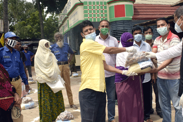 বগুড়ায় খাদ্য সামগ্রী বিতরণ 

