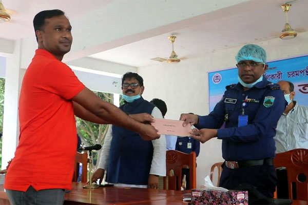 নওগাঁর আত্মসমর্পণকারী ৭৩ জন চরমপন্থীকে অনুদান