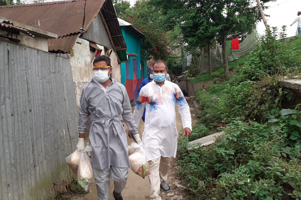হবিগঞ্জে বাড়ি বাড়ি ত্রাণ নিয়ে হাজির ডিসি
