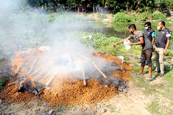 বগুড়ায় ২ হাজার ৪শ কেজি মেয়াদোত্তীর্ণ খেজুর উদ্ধারের পর নষ্ট করে ফেলা হলো 