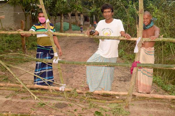 বগুড়ায় স্বেচ্ছায় লকডাউনে থাকা ৬০ পরিবারকে খাদ্য সহায়তা