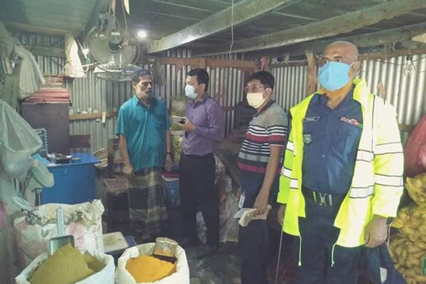 বোয়ালমারীতে বাড়তি দামে আদা বিক্রি করায় জরিমানা