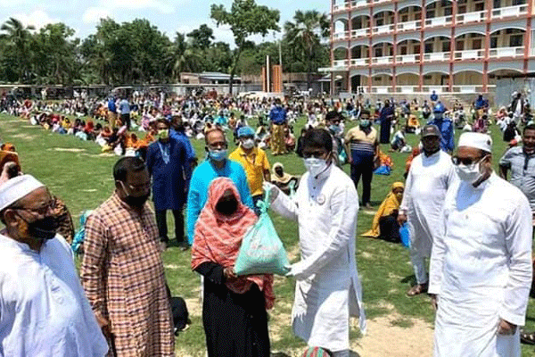 নাটোরে খাদ্য সামগ্রী বিতরণ

