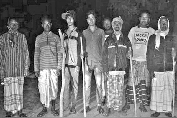 অগ্নিসন্ত্রাস ঠেকাতে রাত জেগে পাহারা