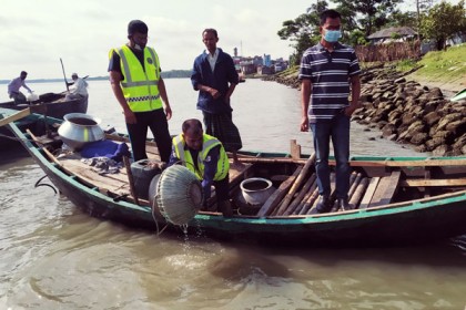 মোরেলগঞ্জে চিংড়ি মাছের এক লাখ রেনু পোনা নদীতে অবমুক্ত