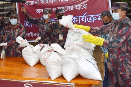 চাঁপাইনবাবগঞ্জে বিজিবির ত্রাণ বিতরণ