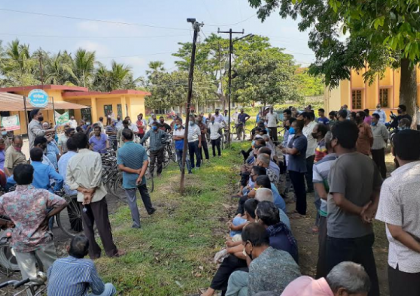 রাজশাহীতে বকেয়া বেতনের দাবিতে চিনিকল শ্রমিকদের বিক্ষোভ