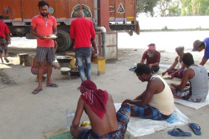 বুড়িমারীতে পাটবীজ নিয়ে ৬১ ভারতীয় ট্রাক চালক আটকা