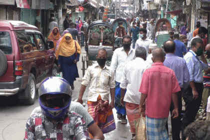 বরিশালে রাস্তায় হাজারো মানুষ 

